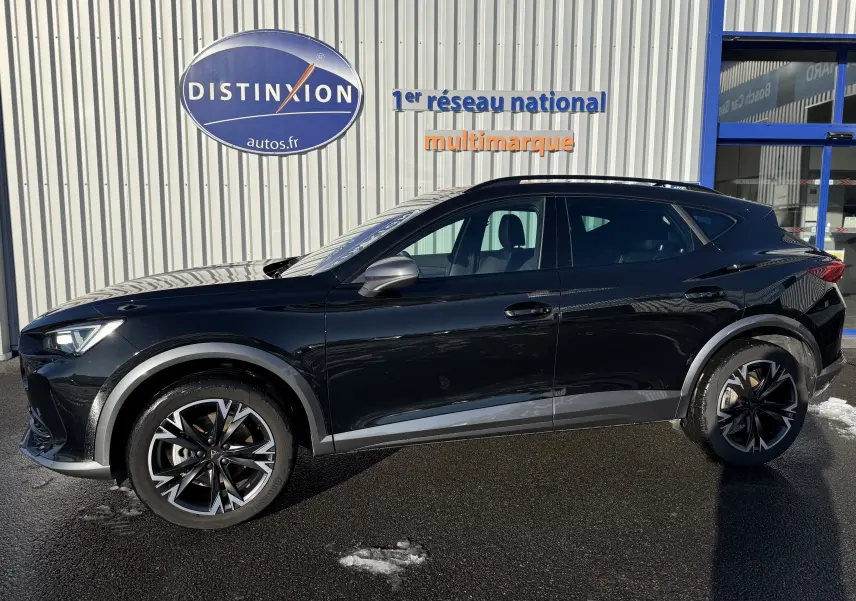 Vue de profil côté gauche du CUPRA Formentor noir minuit 2023 avec jantes alliage bicolores et détails sportifs.