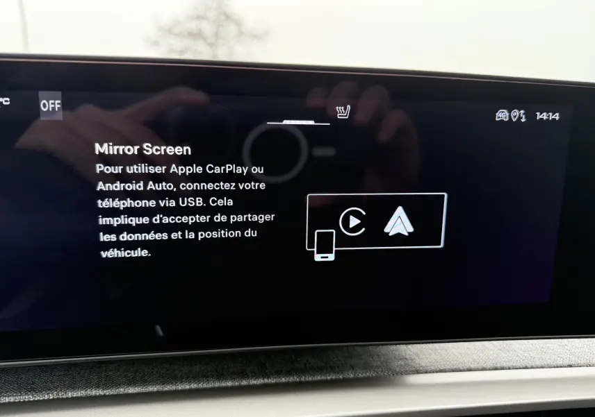 Écran tactile intérieur du Peugeot 3008 Hybrid 2025 affichant les instructions pour Mirror Screen avec Apple CarPlay et Android Auto.