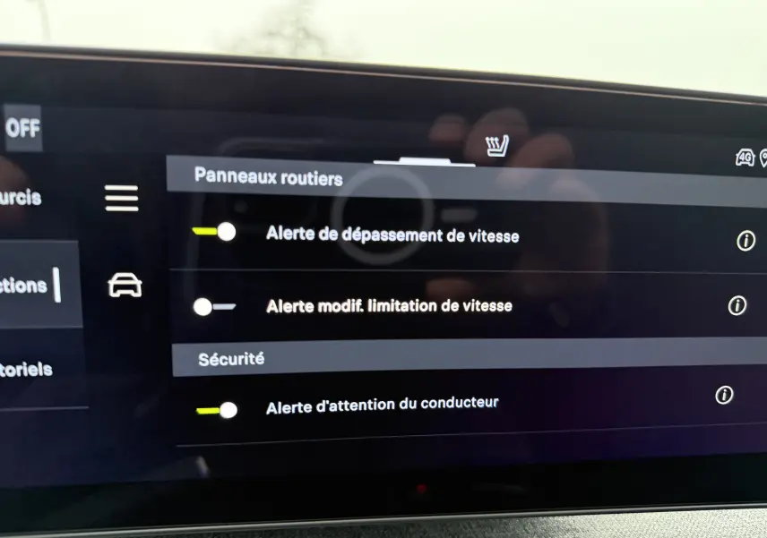 Écran tactile intérieur montrant les alertes de sécurité du Peugeot 3008 Hybrid blanc avec toit noir, vue frontale.