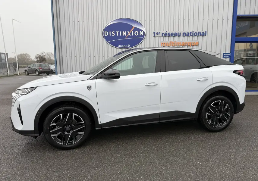 Peugeot 3008 Hybrid blanc Okenite avec toit noir, vue profil côté gauche, jantes noires distinctives.
