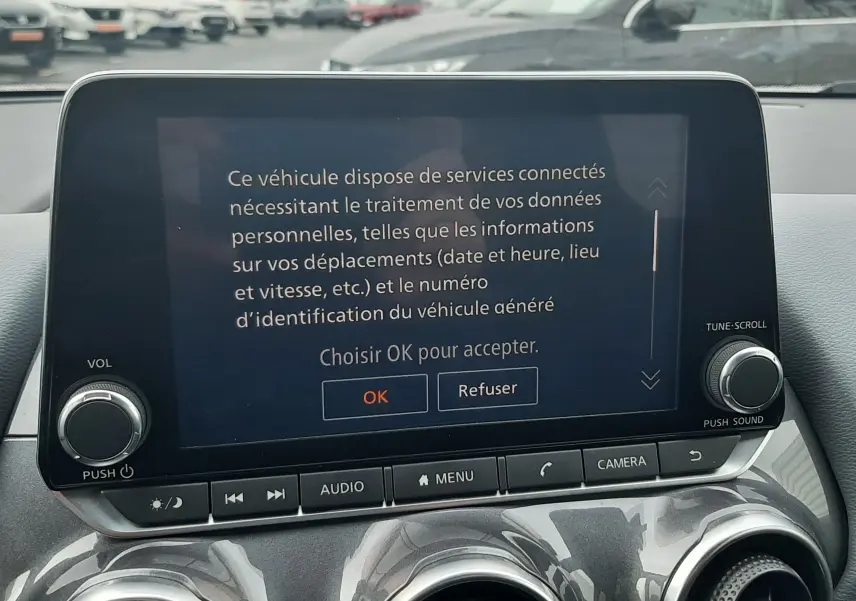 Écran tactile central du Nissan Juke 2020 affichant un message de consentement aux services connectés, avec aérateurs ronds en dessous.