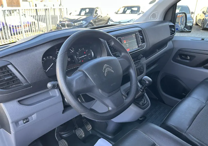 Vue intérieure côté conducteur du Citroën Jumpy 2017, volant, tableau de bord et levier de vitesse manuelle visibles.