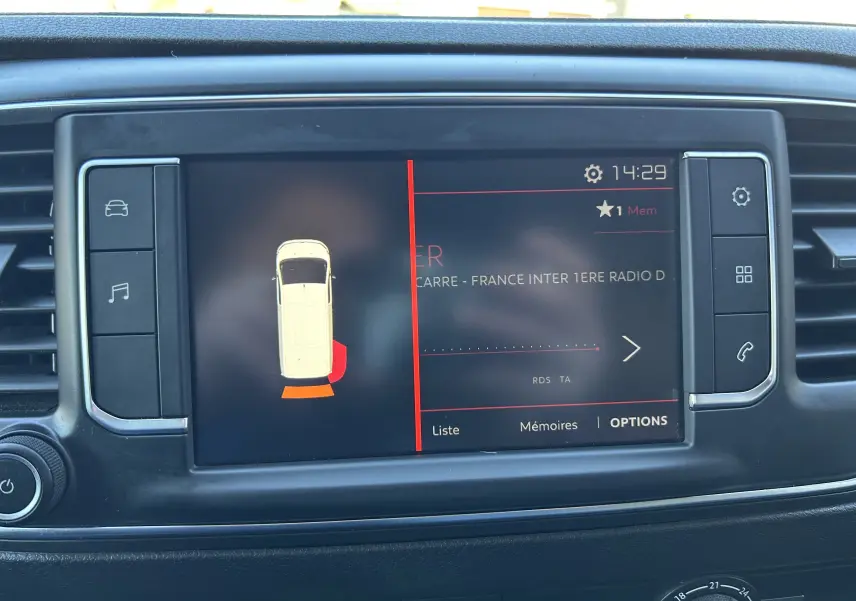 Écran central tactile du tableau de bord du Citroën Jumpy blanc, affichant l'alerte de proximité arrière.