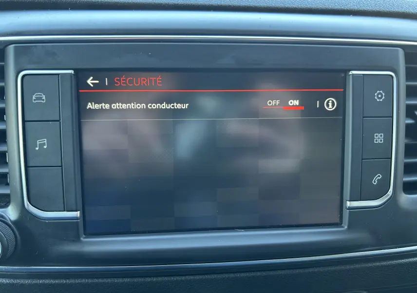 Écran tactile central du tableau de bord du Citroën Jumpy blanc, affichant le menu sécurité avec alerte conducteur activée.