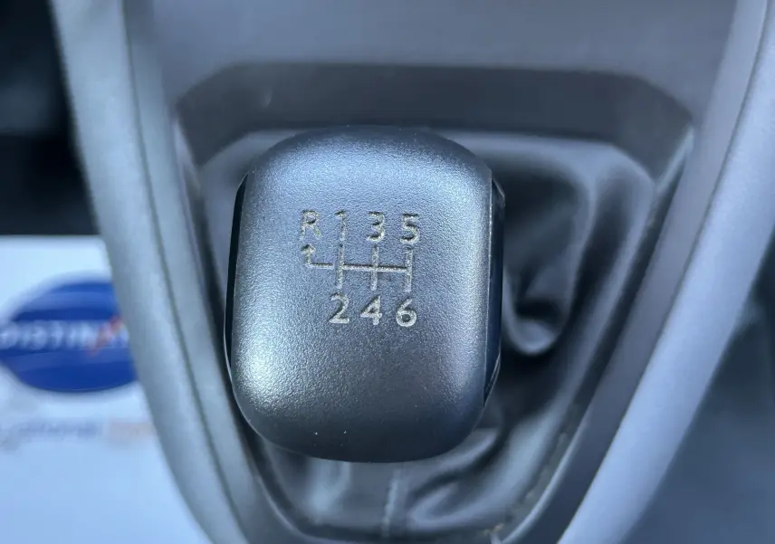 Gros plan sur le levier de vitesses manuel noir du Citroën Jumpy blanc, montrant les six rapports et la marche arrière.