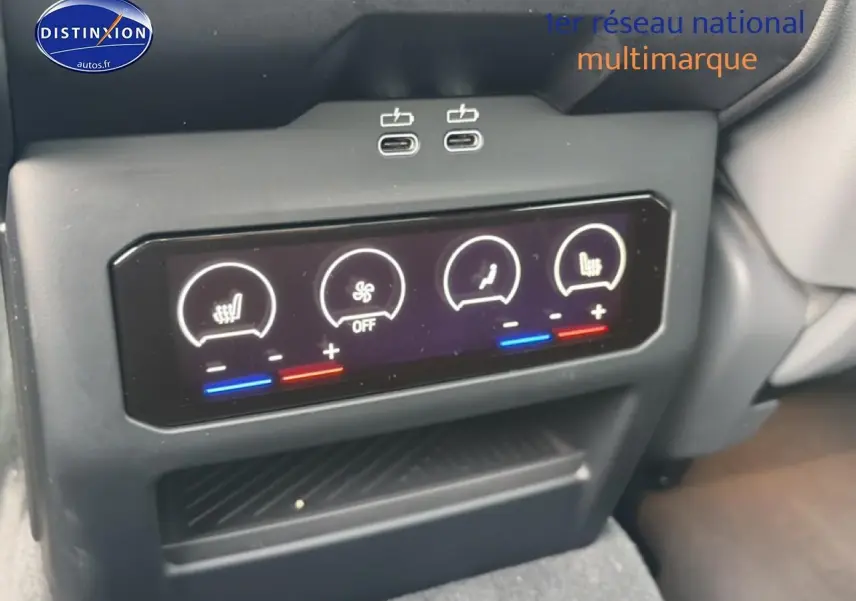 Détail de la console arrière noire de la BMW Série 5 i5 M60 avec commandes tactiles de climatisation et ports USB-C.