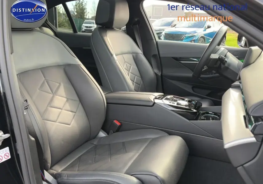 Vue intérieure côté gauche de la BMW Série 5 i5 M60 2024 avec sièges cuir noirs et console centrale moderne.