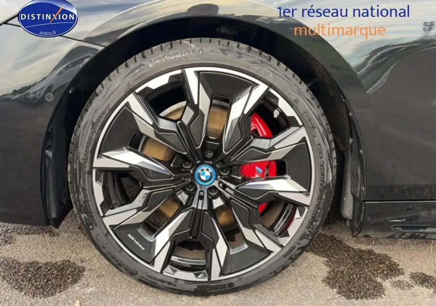 Gros plan sur la jante alu bicolore noire et argent avec étrier de frein rouge sur BMW Série 5 i5 M60 noir.