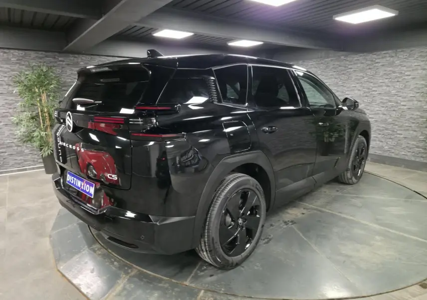 Vue 3/4 arrière droite du Citroën C5 Aircross noir brillant avec jantes alliage noires et feux arrière LED 3D.