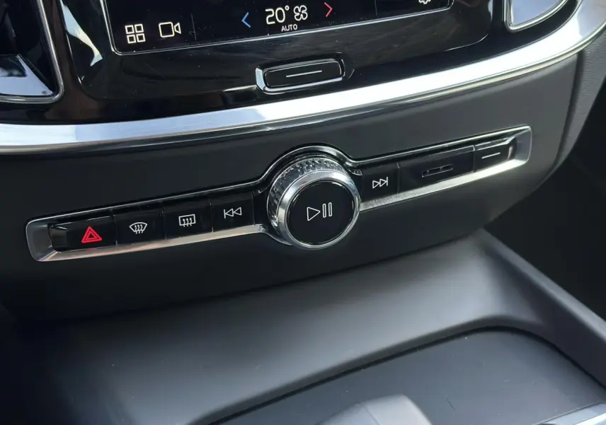 Gros plan sur la console centrale de la Volvo S60 gris Platinium 2024, avec commandes multimédia et climatisation tactile.