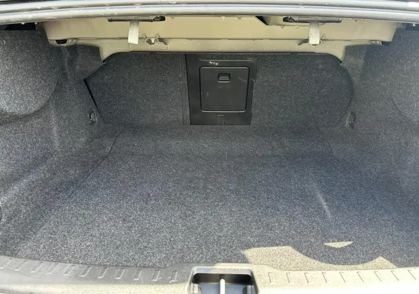 Coffre spacieux et vide du Volvo S60 B4 197 DCT7 MHEV Core+ 2024, vue intérieure arrière en gris Platinium.