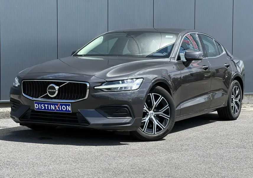 Volvo S60 gris Platinium vue 3/4 avant droit avec jantes alliage 17 pouces et calandre noire chromée.