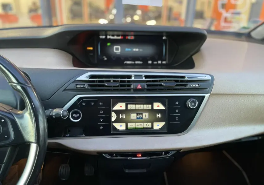 Tableau de bord de Citroën C4 Picasso 2014, vue frontale du système de climatisation automatique bizone et écran tactile.