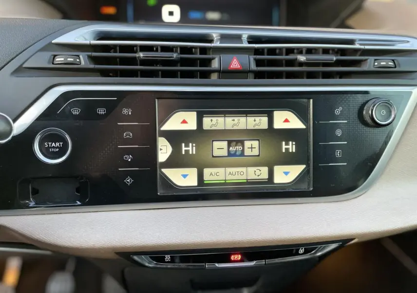 Tableau de bord de Citroën C4 Picasso 2014 montrant l'écran tactile de climatisation automatique bizone et bouton Start/Stop.