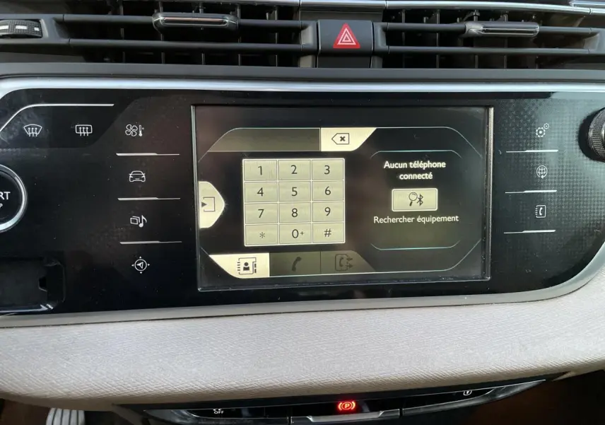 Écran tactile central du tableau de bord de la Citroën C4 Picasso 2014 montrant le clavier téléphonique et les options connectivité.