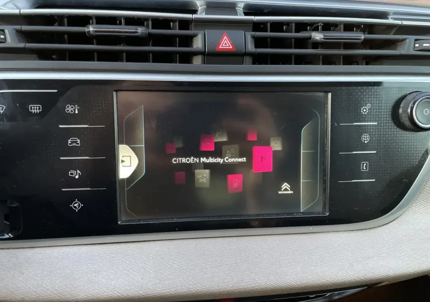 Écran tactile central du tableau de bord de la Citroën C4 Picasso rouge foncé, affichant le menu Multicity Connect.