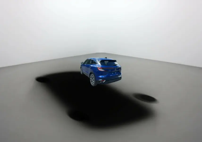 Renault Austral E-Tech 200 en bleu iron, vue 3/4 arrière dans un espace minimaliste blanc.