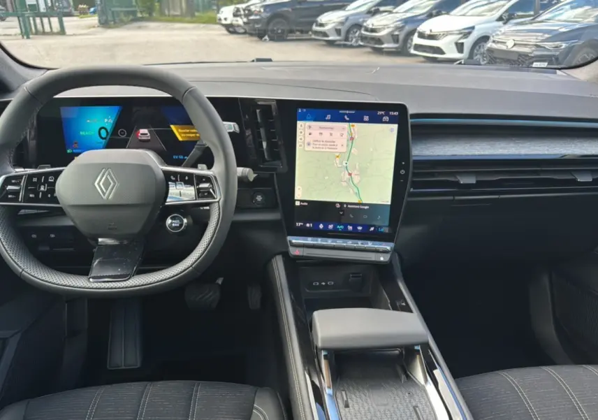 Intérieur du Renault Austral E-Tech 200 Techno 2025, vue du poste de conduite avec écran tactile central et volant multifonction.