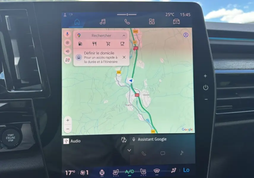 Écran tactile central du tableau de bord du Renault Austral E-TECH 200 TECHNO TPANO 2025 affichant la navigation Google Maps.