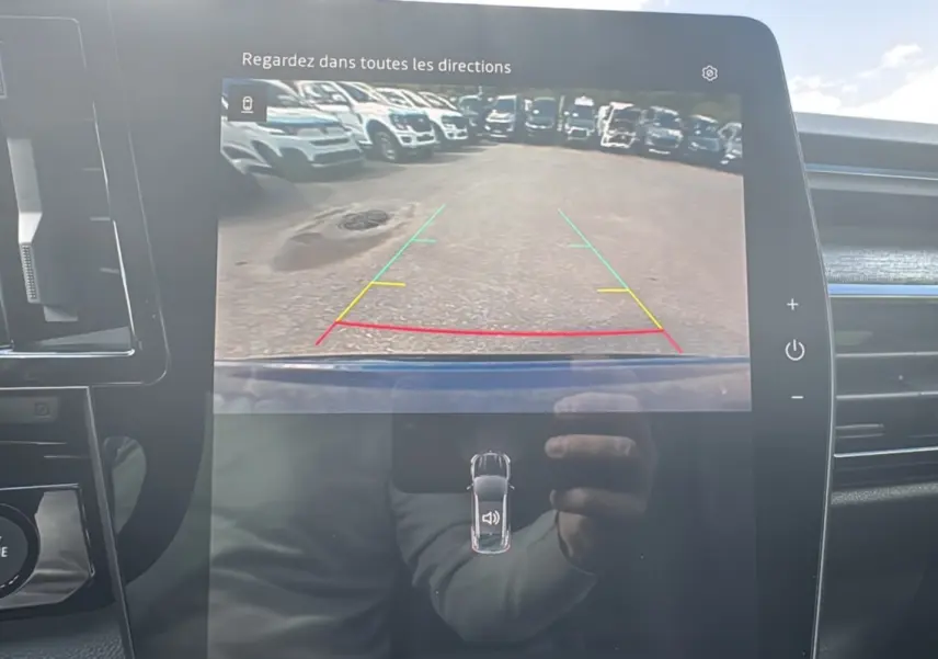 Écran central du Renault Austral E-Tech 200 montrant la caméra de recul avec lignes de guidage, intérieur noir moderne.