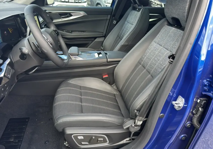Intérieur côté conducteur du Renault Austral E-Tech 200 en bleu iron, sièges tissu et cuir avec réglages électriques.