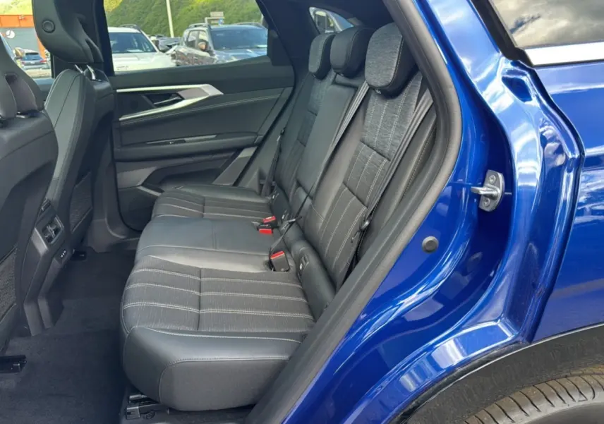 Vue intérieure côté gauche des sièges arrière en tissu et cuir du Renault Austral E-TECH 200 TECHNO Bleu iron 2025.