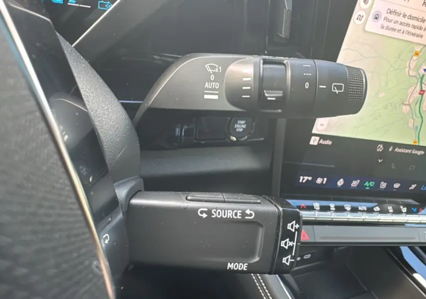 Gros plan sur la commande multifonction côté gauche du tableau de bord du Renault Austral E-Tech 200 en bleu iron, 2025.
