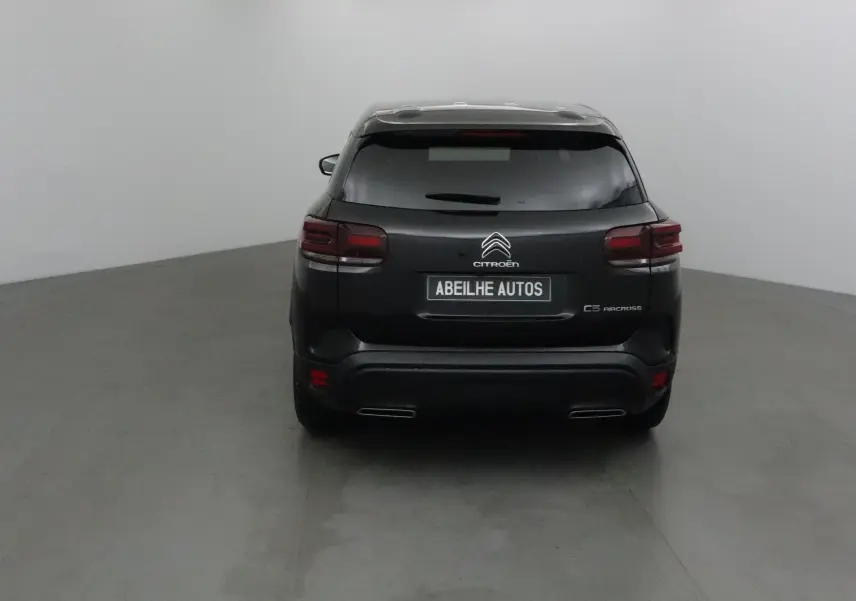 Vue arrière d'un Citroën C5 Aircross noir 2024 avec feux arrière foncés et double sortie d'échappement intégrée.