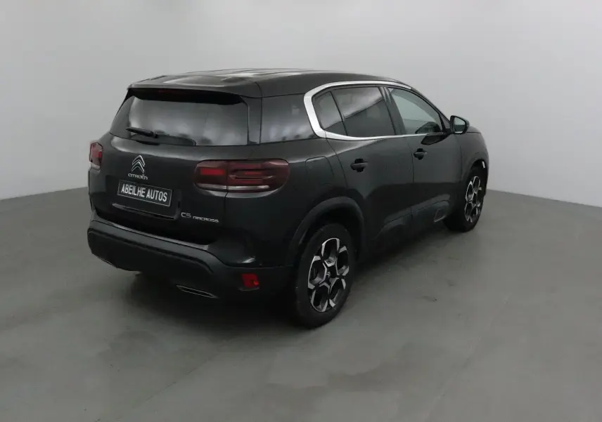 Citroën C5 Aircross noir vue 3/4 arrière droit, avec jantes alliage et vitres teintées dans un studio blanc.
