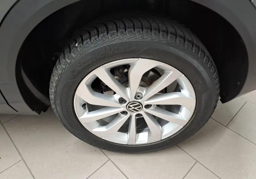 Gros plan sur la jante alliage 17'' Johannesburg avec logo Volkswagen du Volkswagen T-Roc gris Indium.