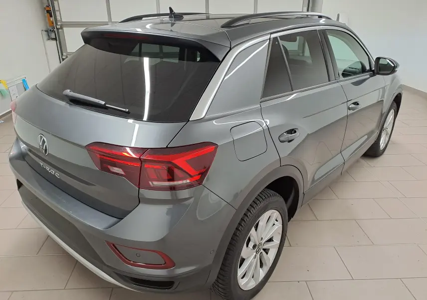 Vue 3/4 arrière droite d'un Volkswagen T-Roc gris Indium avec jantes alliage 17'' Johannesburg en intérieur.