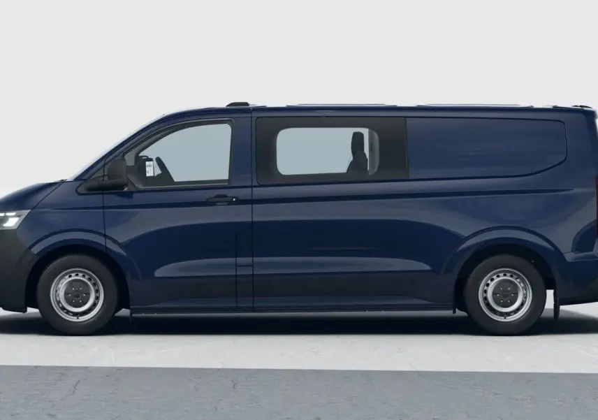 Profil côté gauche d'un Volkswagen Transporter ProCab T7 bleu avec attelage et vitres teintées usine.