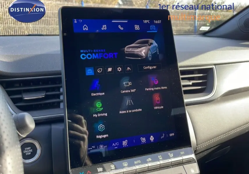 Écran tactile central du tableau de bord de la Renault Symbioz gris cassiopée, affichant les options de conduite et réglages.