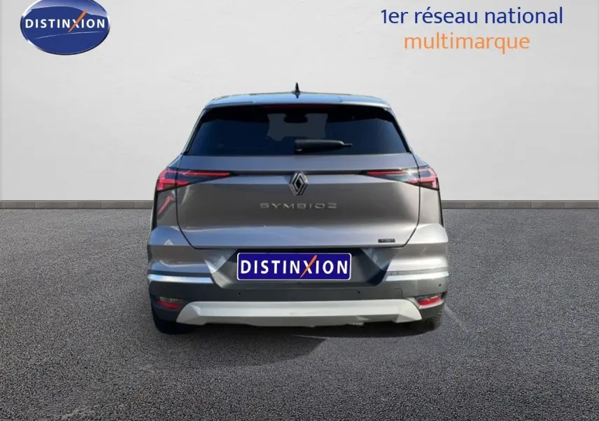 Vue arrière d'une Renault SYMBIOZ gris cassiopée métal, mettant en valeur ses feux LED fins et son hayon moderne.