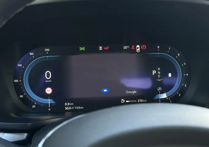 Tableau de bord numérique du Volvo S60 2024 affichant la vitesse, la navigation Google et les indicateurs de conduite.