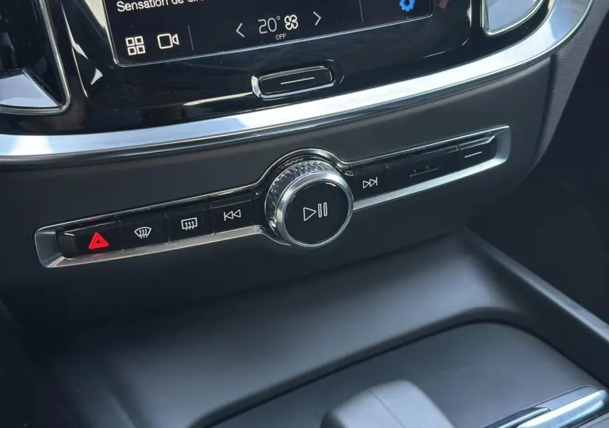 Détail du tableau de bord de la Volvo S60 B4 2024 montrant les commandes multimédia et climatisation tactile.