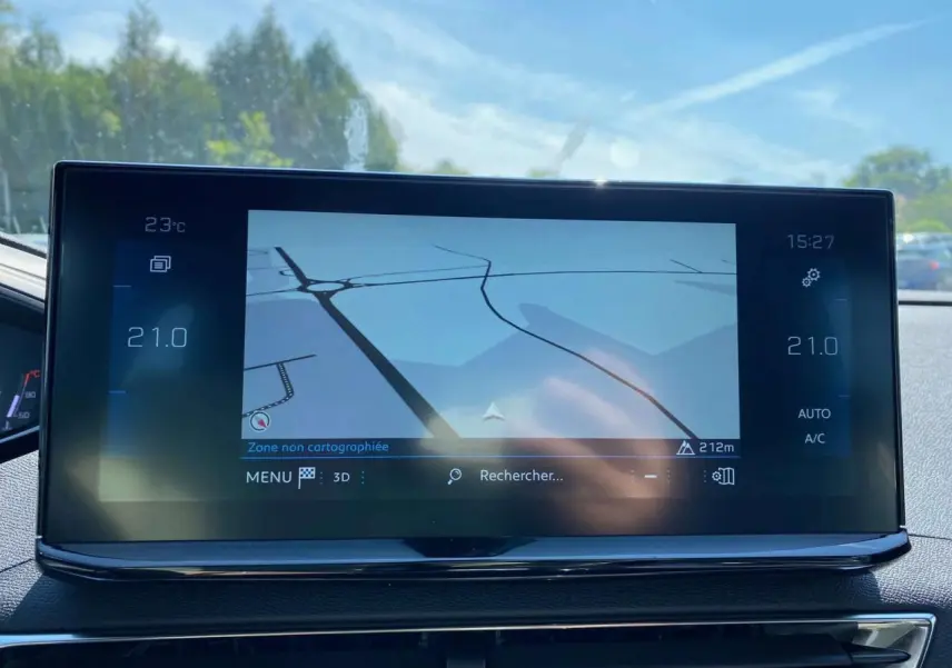 Écran tactile 10 pouces du système de navigation 3D du Peugeot 3008 gris platinium, vue intérieure frontale.