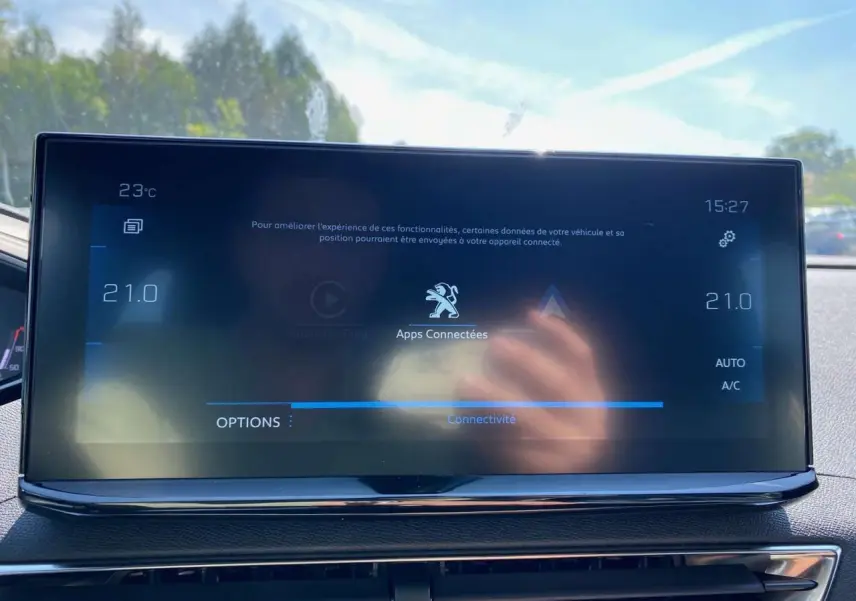 Écran tactile 10 pouces du Peugeot 3008 gris platinium affichant les options de connectivité et la climatisation automatique.