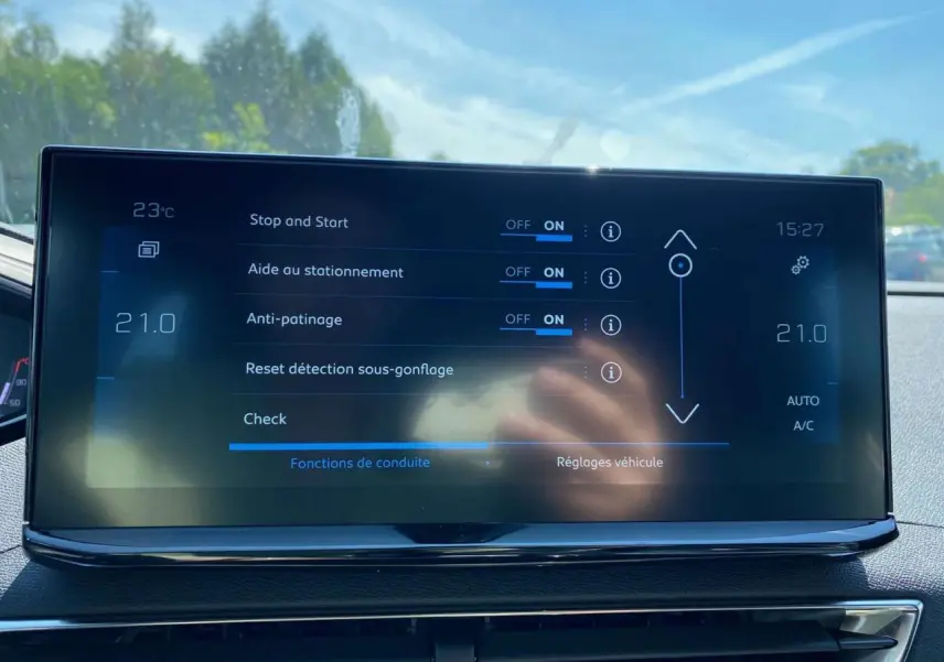 Écran tactile 10 pouces du Peugeot 3008 gris platinium affichant les réglages d'aide à la conduite et climatisation.