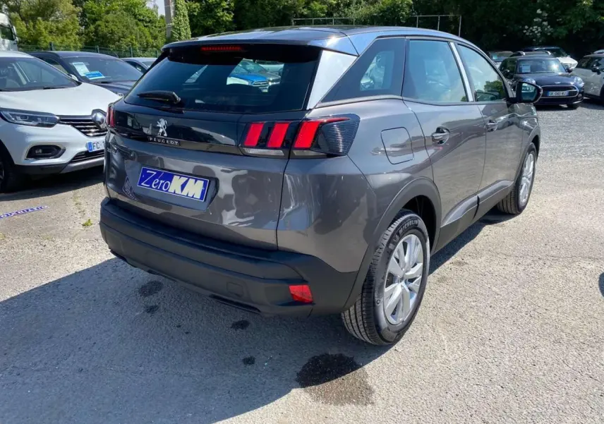 Peugeot 3008 gris platinium vue 3/4 arrière droit, soulignant ses feux arrière à LED et sa silhouette compacte.