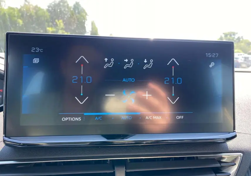 Écran tactile 10 pouces du Peugeot 3008 2023 affichant la climatisation automatique bi-zone à 21°C