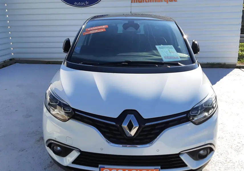 Vue frontale d'un Renault Scénic IV blanc nacré avec toit noir, affichant une plaque "Occasion" orange.