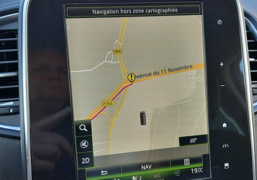 Écran tactile du système de navigation du Renault Scénic IV avec carte affichant l'Avenue du 11 Novembre.