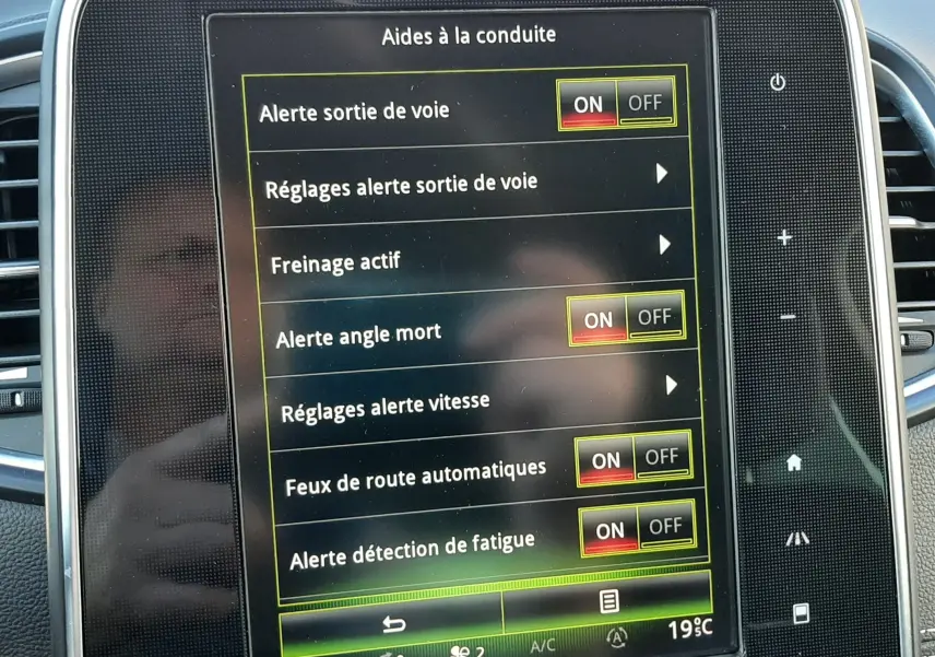 Écran tactile du système d’aide à la conduite du Renault Scenic IV, affichant les alertes activées en mode jour.