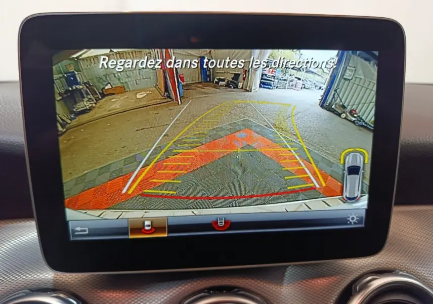 Écran central du Mercedes GLA 200 d 2018 affichant la caméra de recul avec guidage et vue arrière en garage.
