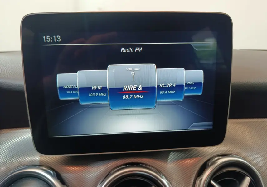 Écran central tactile affichant les radios FM dans l'habitacle d'une Mercedes GLA 200 d gris clair de 2018.