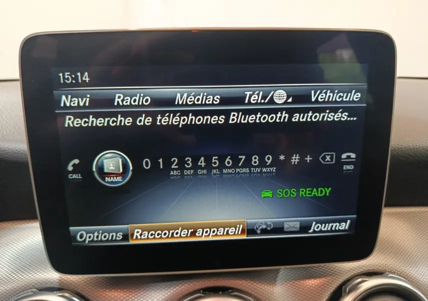 Écran central multimédia affichant la recherche Bluetooth dans l'habitacle du Mercedes GLA gris clair, vue de face.