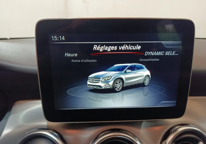 Écran central montrant une illustration 3D d'un Mercedes GLA gris clair en profil droit dans les réglages véhicule.