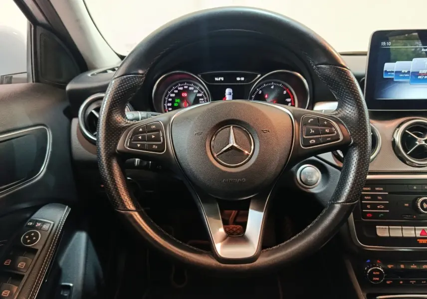 Vue frontale du volant cuir noir et tableau de bord digital d'une Mercedes GLA 200 d Business Executive 2018.