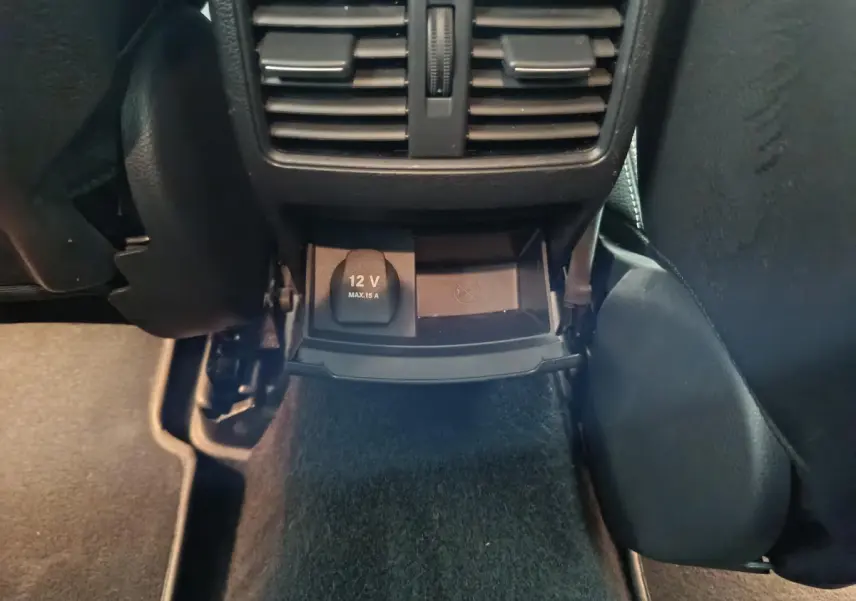 Prise 12V et rangement sous les aérateurs arrière du Mercedes GLA 200 d Business Executive gris clair de 2018.